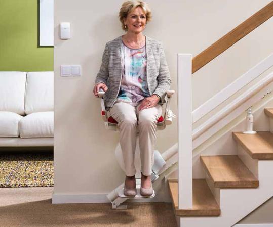 Escalier étroit : faut-il opter pour un monte-escalier debout ou assis ?