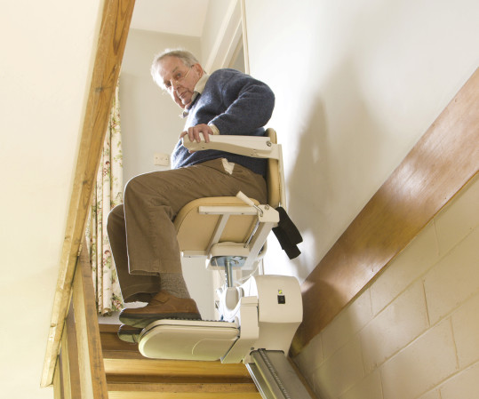 Un monte personne peut-il s'adapter à un escalier très étroit ?