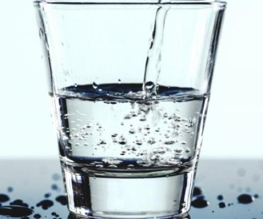Auxivia, le verre connecté pour lutter contre la déshydratation des seniors