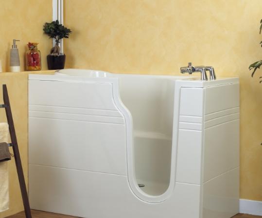 Baignoire pour personne âgée : tout savoir sur la sécurisation de votre salle de bain
