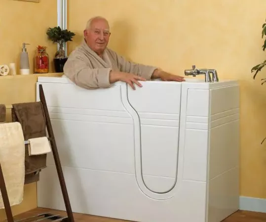 Installation d'une baignoire à porte pour seniors : bien choisir son modèle