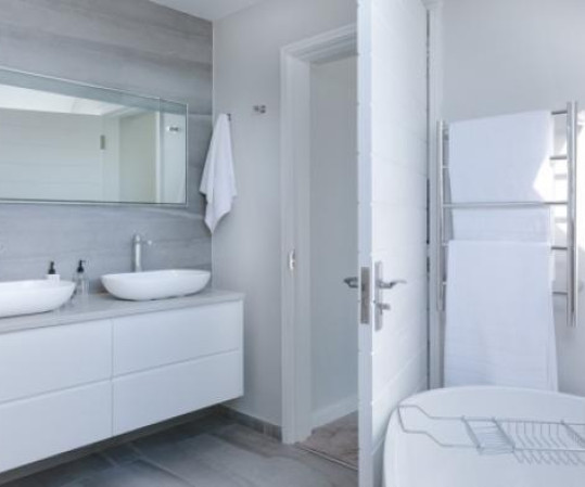 Comment combiner douche et baignoire dans la même salle de bain - Nantes 44  - La Maison Des Travaux