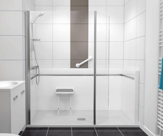Douche senior : les différents types de douches pour sécuriser votre salle de bain