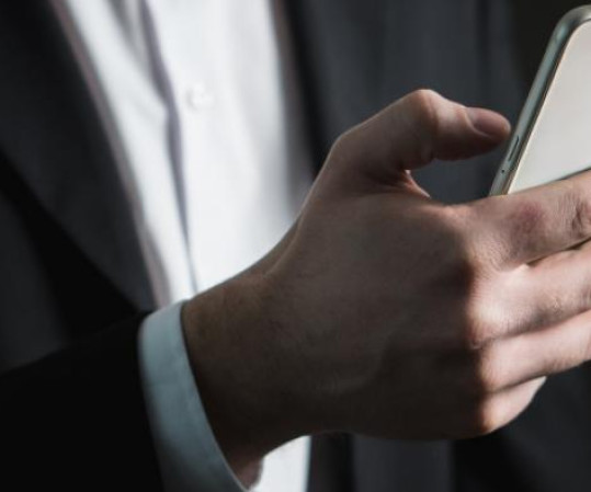 Les téléphones portables pour les seniors : un outil essentiel au maintien à domicile