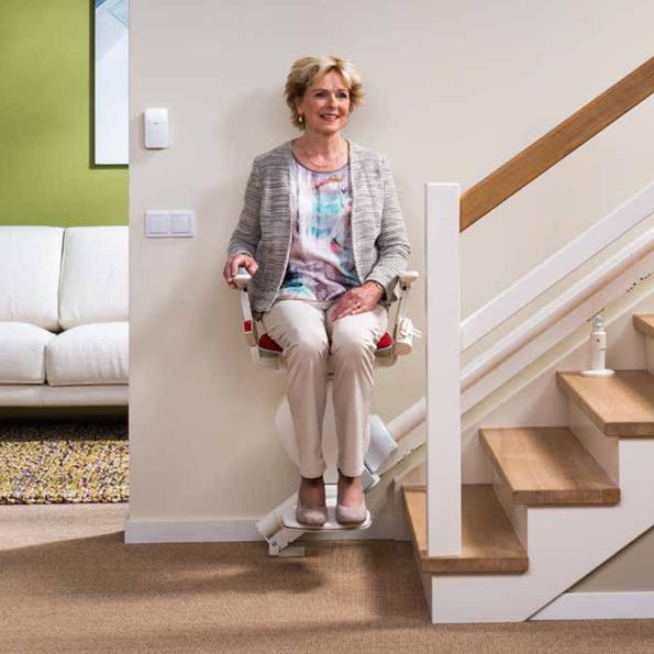 Escalier étroit : faut-il opter pour un monte-escalier debout ou assis ?