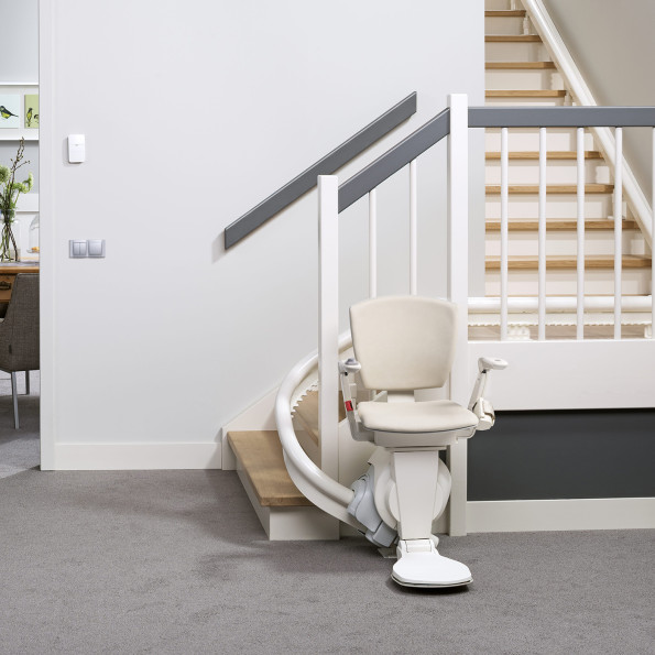 Une plateforme monte-escalier pour marchandises - Otolift monte