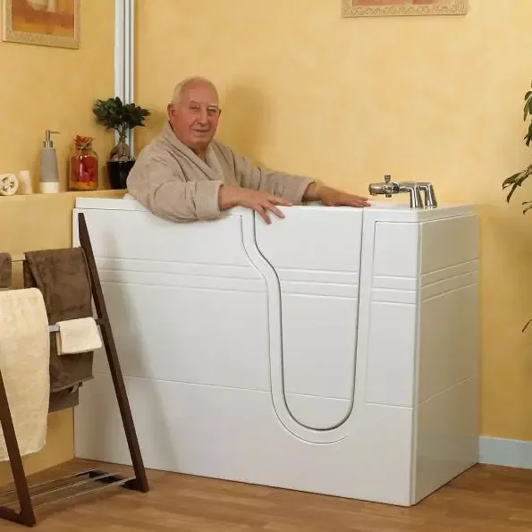 Installation d'une baignoire à porte pour seniors : bien choisir son modèle