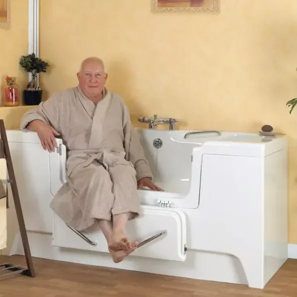 Installer une petite baignoire avec porte dans sa salle de bains