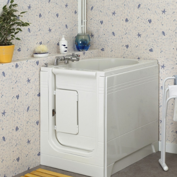 Pourquoi installer une baignoire douche avec porte dans votre salle de bains ?