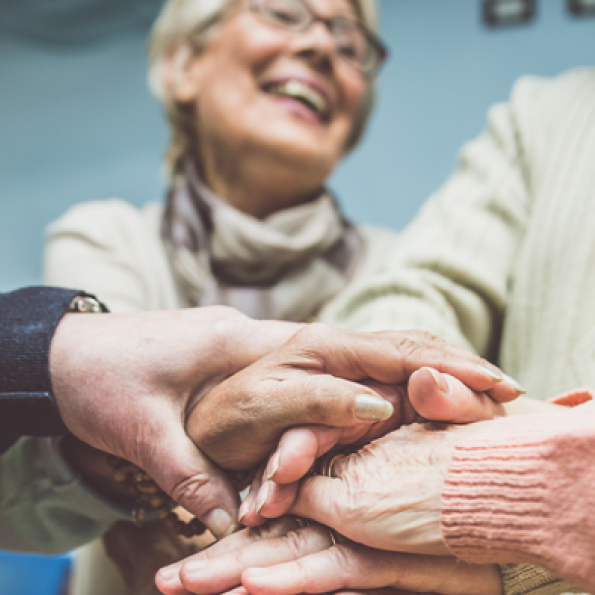 Aide-soignante en EHPAD pour le bien-être et le confort des personnes âgées