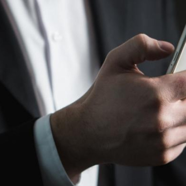 Les téléphones portables pour les seniors : un outil essentiel au maintien à domicile