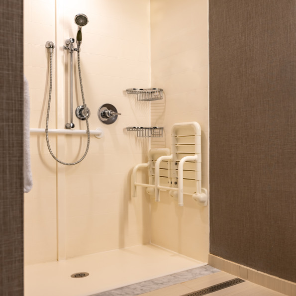 Douche senior sécurisée avec siège